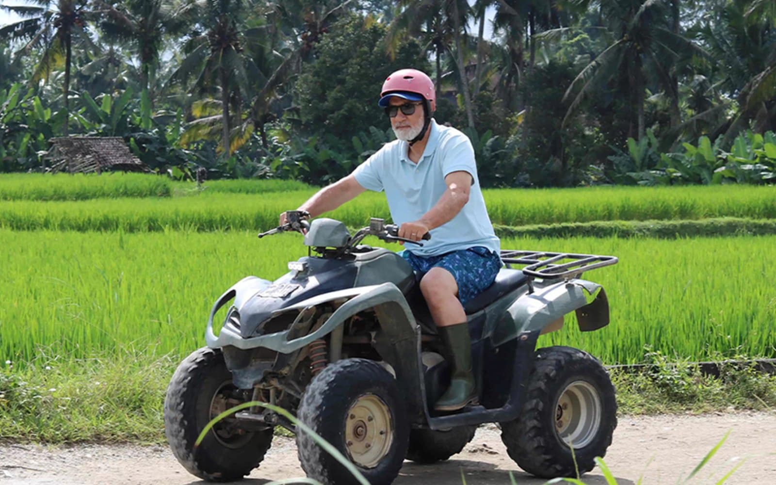 Get ready to splash! Cruise through muddy puddles surrounded by lush tropical greenery and scenic open fields.