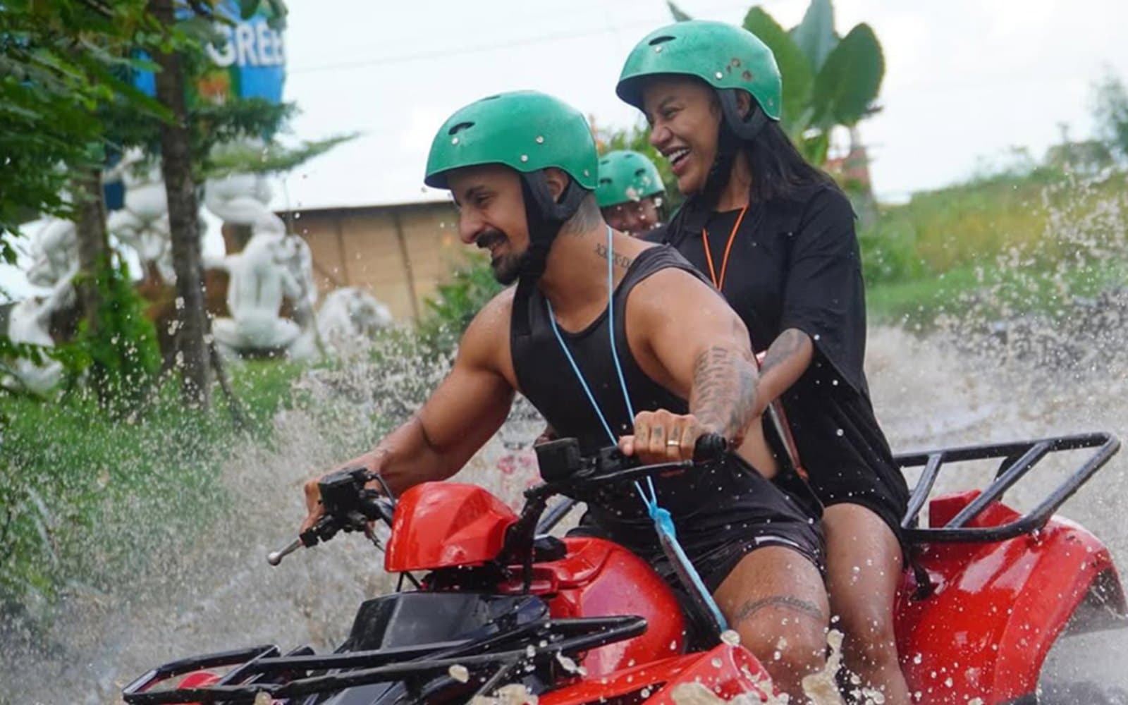 Share high-speed thrills with your partner while conquering wet and muddy off-road tracks.